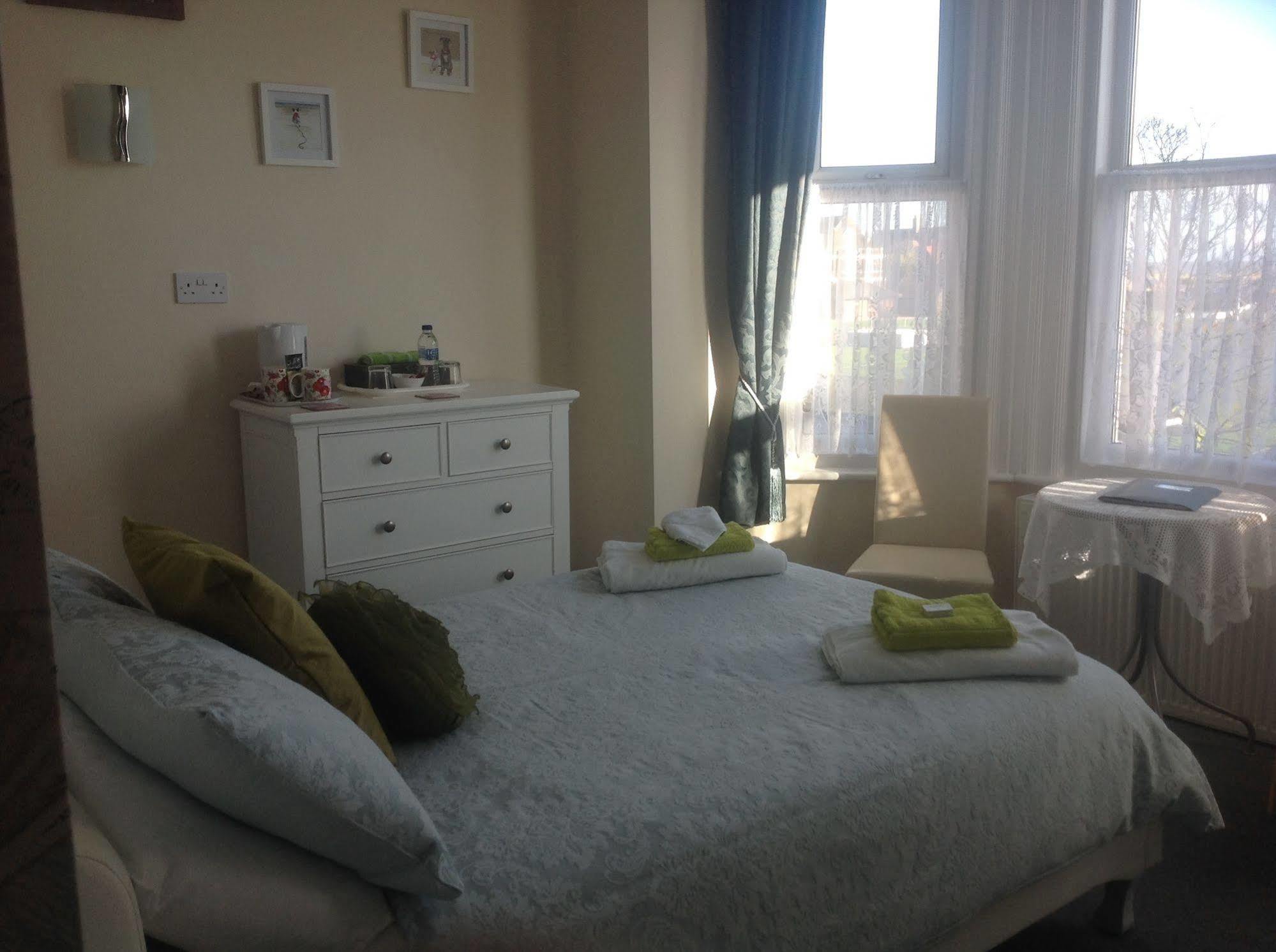 Cleasewood Guest House Great Yarmouth Exteriör bild